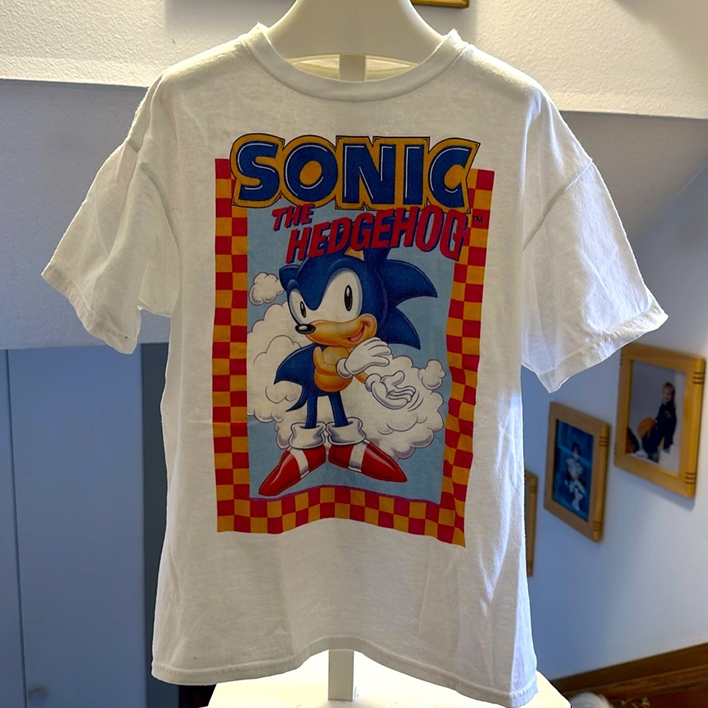 SONIC Hedgehog short sleeve T shirt. Size small